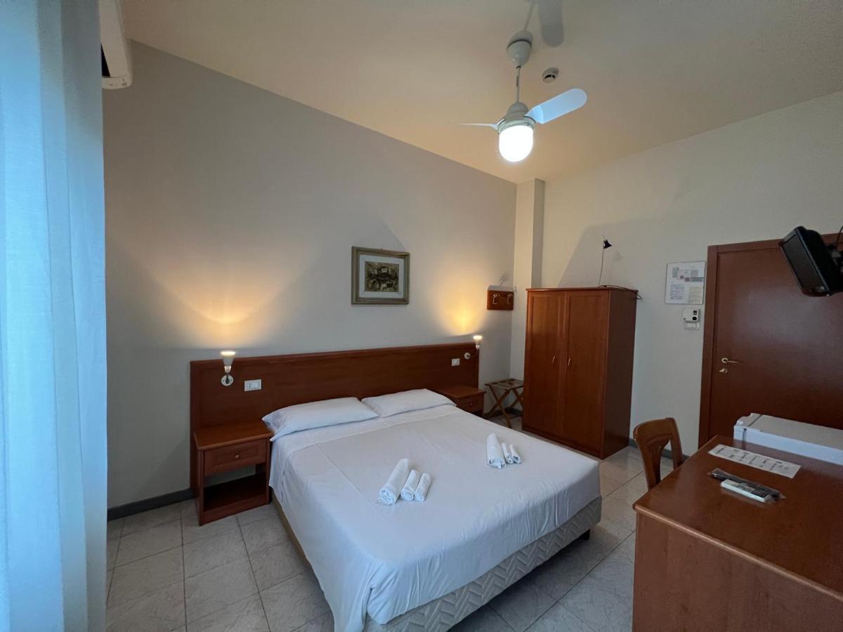 Hotel Adriatico Борго-Фоссо-Гиайя Экстерьер фото